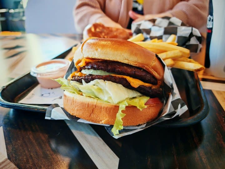 A photo of a cheeseburger, taken with the Honor Magic 6 RSR.