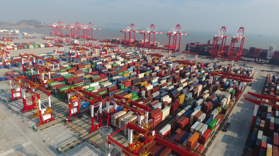 Container warten am Tiefwasserhafen Yangshan in China darauf, verladen zu werden.