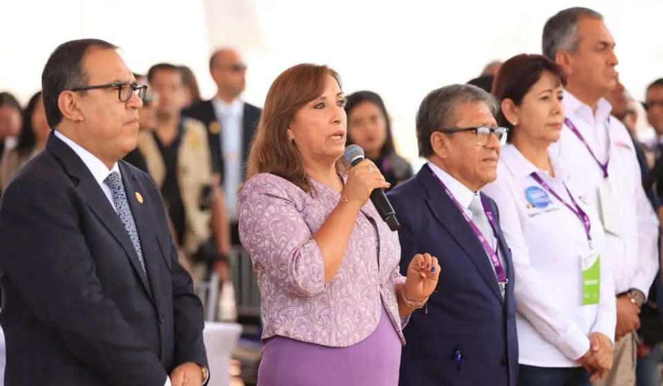 La presidenta de Perú, Dina Boluarte (centro), durante una participación oficial en un evento. Foto: cortesía Prensa Presidencial de Perú.