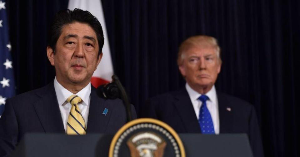 El primer ministro japonés Shinzo Abe (izquierda) y el presidente estadounidense Donald Trump. Los inversores japoneses han sido importantes compradores de activos estadounidenses en los últimos años, lo cual ha hecho aumentar el porcentaje de inversión extranjera en el PIB. Nicholas Kamm | AFP |