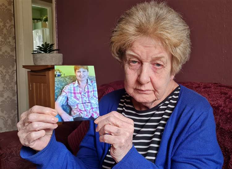 Denise Aitcheson with a picture of her daughter Lisa. (SWNS)