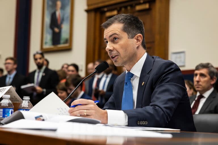  El Secretario de Transporte de EE.UU., Pete Buttigieg, declara ante el Comité de Transporte e Infraestructuras de la Cámara de Representantes el 27 de junio de 2024 en el Capitolio de EE.UU. en Washington, DC. 