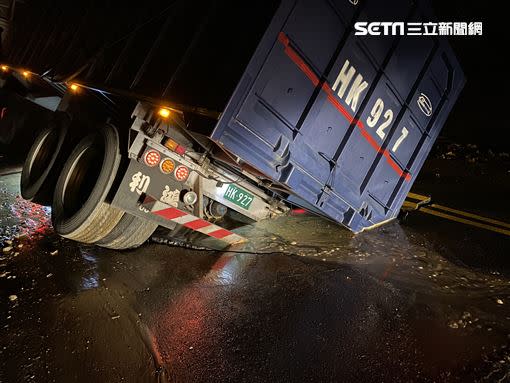 道路下方的自來水公司管線破裂，大量漏水掏空路面下方土石導致。（圖／翻攝畫面）