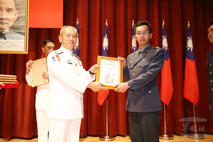 國防部副部長蒲澤春上將16日頒獎表揚「國防大學博、碩士106年班」績優畢業生。（軍聞社記者李一豪攝）