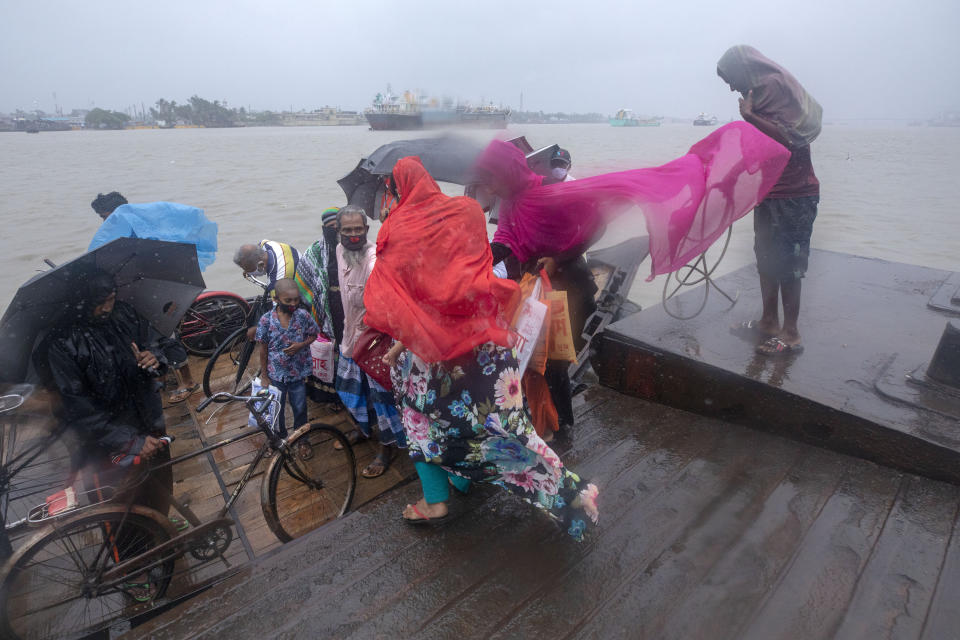 DAKOP, KHULNA, BANGLADESH - 2020/05/20: Man and women cross the river immediately before Cyclone Amphan hits Bangladesh costal area in Khulna. Authorities have scrambled to evacuate low lying areas in the path of Amphan, which is only the second "super cyclone" to form in the northeastern Indian Ocean since records began. (Photo by K M Asad/LightRocket via Getty Images)