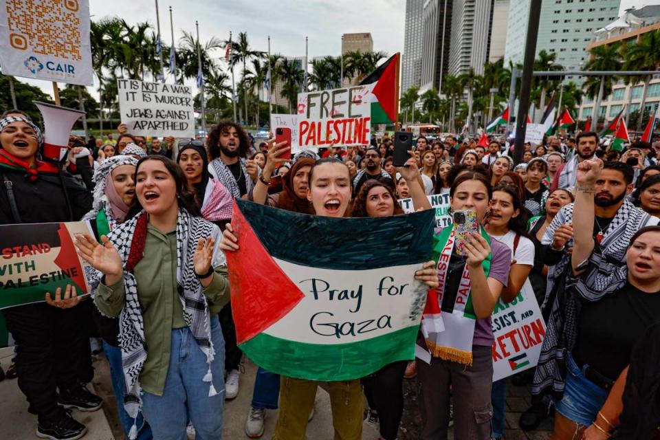 ARCHIVO - Manifestantes corean durante una concentración de protesta en el Bayfront Park, en Miami, en apoyo a los palestinos de Gaza durante el conflicto entre Israel y Hamás, el viernes 13 de octubre de 2023.