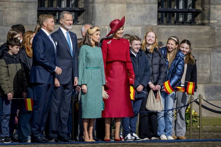 Los reyes Guillermo Alejandro (izq.) y Máxima (4ª izq.) de Países Bajos reciben a los reyes Felipe y Letizia de España el 17 de abril de 2024 en Ámsterdam (Remko de Waal)