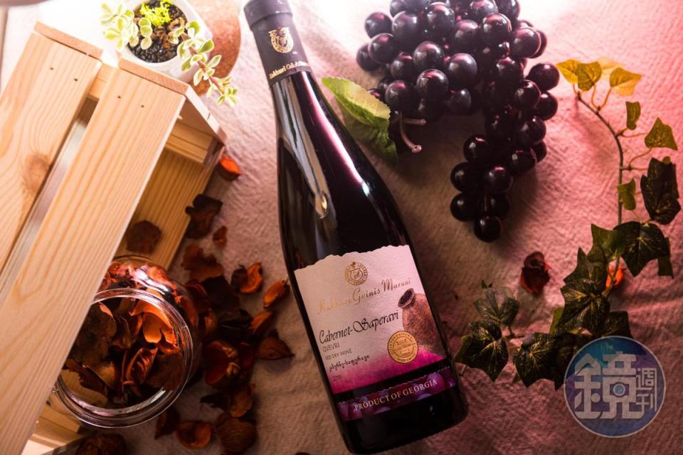 「2018 上帝的紫寶石Cabernet-Saperavi Qvevri Red Dry」加入國際品種卡本內蘇維翁釀造，櫻桃果味奔放。（1,350元／瓶）