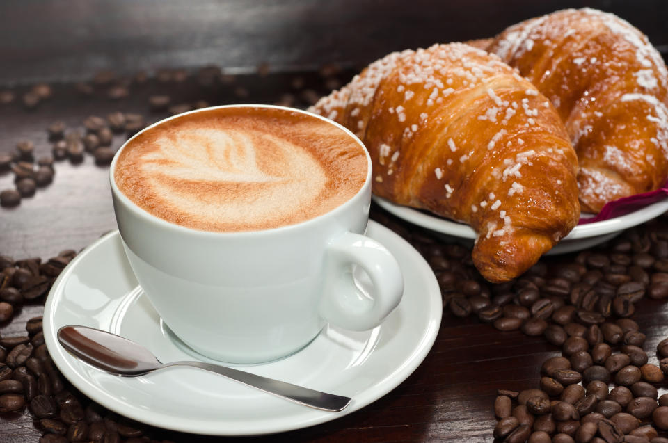 Eine Tasse Cappuccino vor einem Teller mit zwei süßen Croissants. (Symbolbild: Getty)