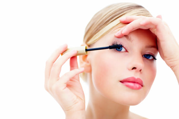 Macht Mascara Wimpern wirklich brüchig? (Bild: thinkstock)