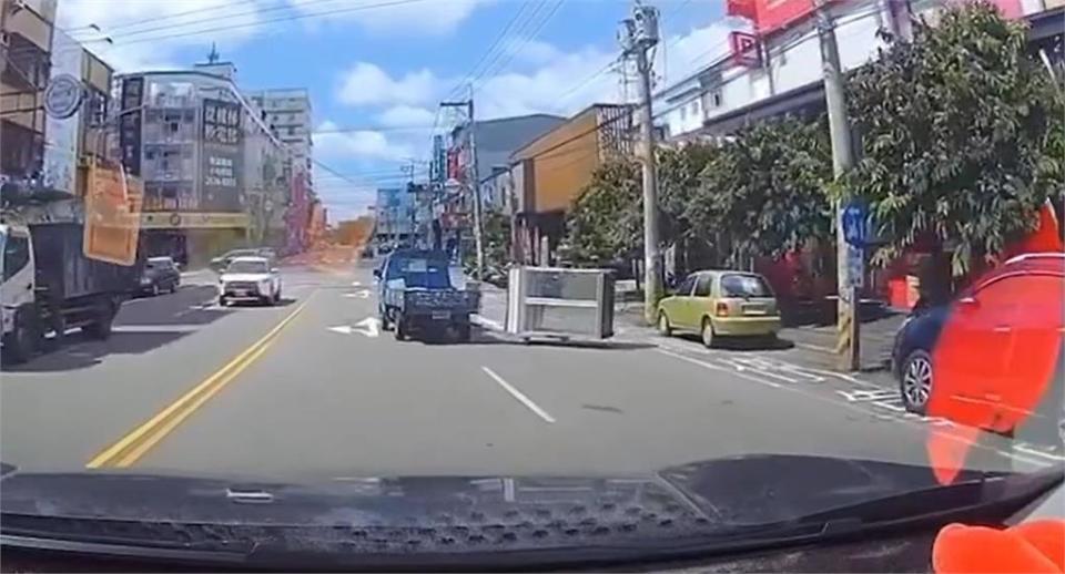 發財車拖貨「神龍擺尾」撞路邊名車！網狠虧神奇操作：阿北出事了