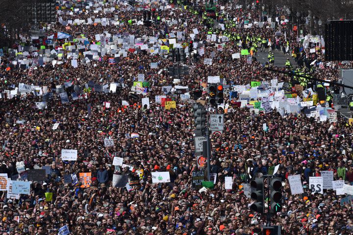 Cientos de miles de personas participaron el 24 de marzo en la Marcha por Nuestras Vidas en Washington DC, para exigir mayor control de armas en Estados Unidos. (Archivo Yahoo/Mashable)