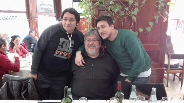 Juan Francisco Navarro (de verde) junto a su padre, Fernando "Chino" Navarro 