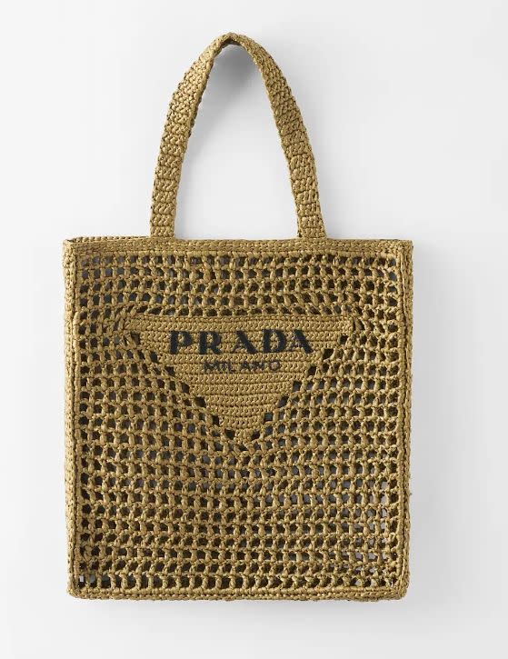 Prada鉤編橄欖綠托特包，NT69,000 【圖片來源： Prada】