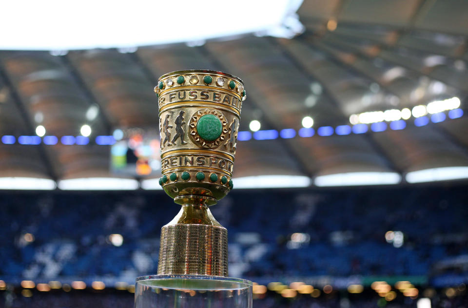 Das Objekt der Begierde: der DFB-Pokal. Am 3. Juni 2023 entscheidet sich im Berliner Olympiastadion, wer ihn am der Saison 2022/23 gewinnen wird. (Bild: Reuters)
