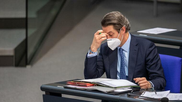 Andreas Scheuer, Bundesminister für Verkehr und digitale Infrastruktur, fasst sich während einer Plenarsitzung an die Stirn. Foto: dpa