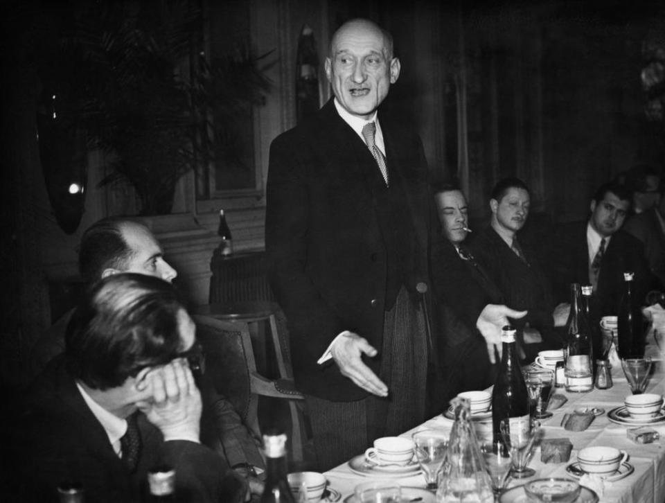Robert Schuman hablando ante ministros extranjeros