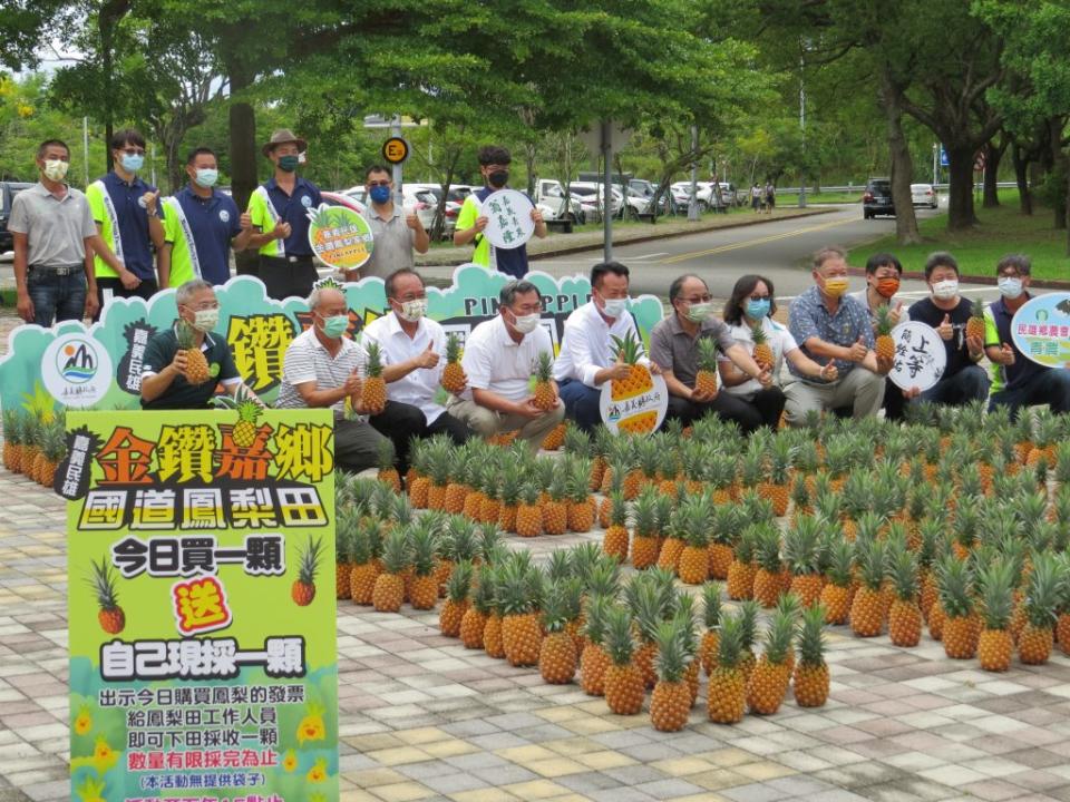 嘉義縣物產館國道三開幕，上架七十五家業者，共一七五項商品供用路人一次購足。（記者陳正芬攝）