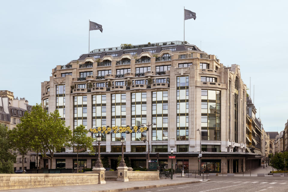 Jean-Michel Othoniel's sculpture Passion Flowers on the facade of the Cheval Blanc Paris hotel.
