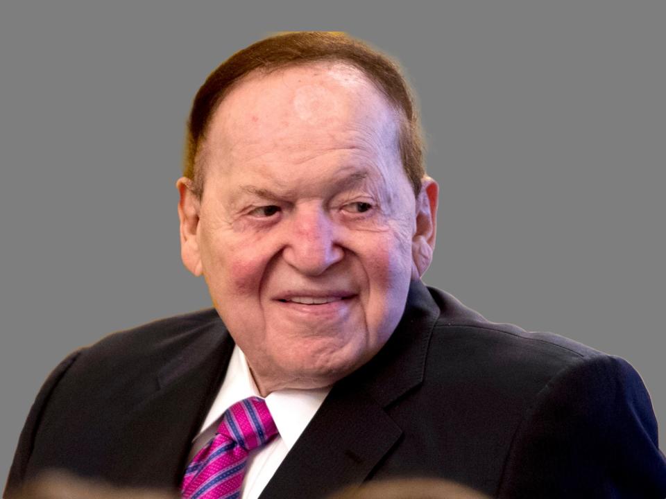 El magnate Sheldon Adelson, presidente y director ejecutivo de Las Vegas Stand, el operador de casinos más grande del mundo, es hoy 9.500 millones de dólares menos rico que antes de que estallara la crisis del coronavirus. Sus números llegaron a descender hasta en 18.000 millones. (Foto: AP).