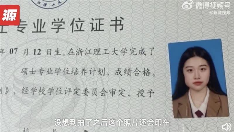 拔完智齒隔天拍學生照，女臉頰腫如「倉鼠」。（圖／翻攝自新源視頻）