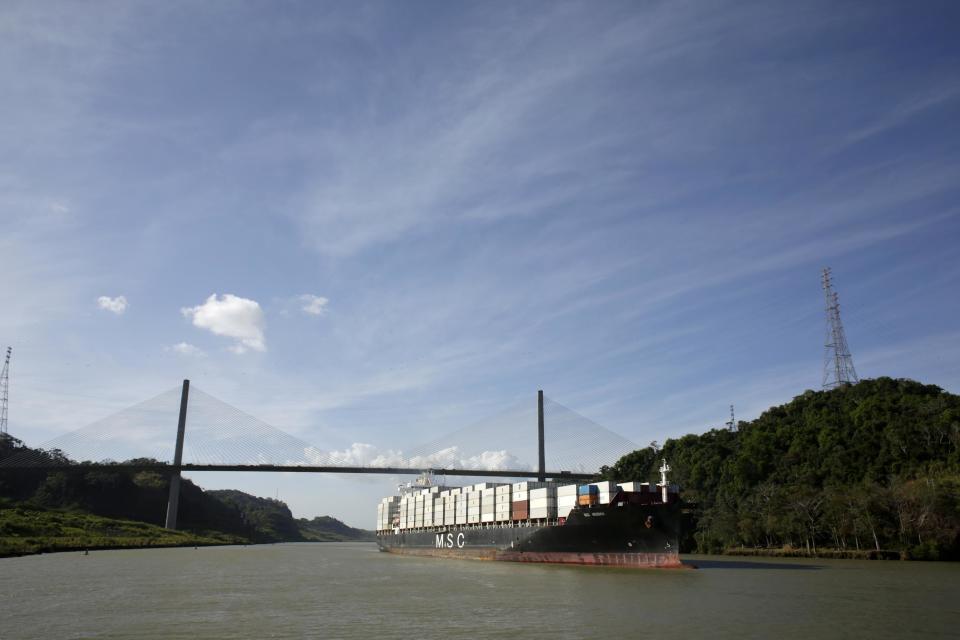 En esta imagen del 18 de enero de 2017, un carguero de Neo-Panamax navega por el Corte Culebra, cruzando las aguas del Canal de Panamá en Paraíso, Panamá. Siete meses después de la expansión del Canal de Panamá, que tuvo un costo de más de cinco millones de dólares, para el cruce de los barcos más grandes del mundo, la operación aún enfrenta desafíos: los buques raspan paredes de las nuevas esclusas y estropean defensas. (AP Foto/Arnulfo Franco)