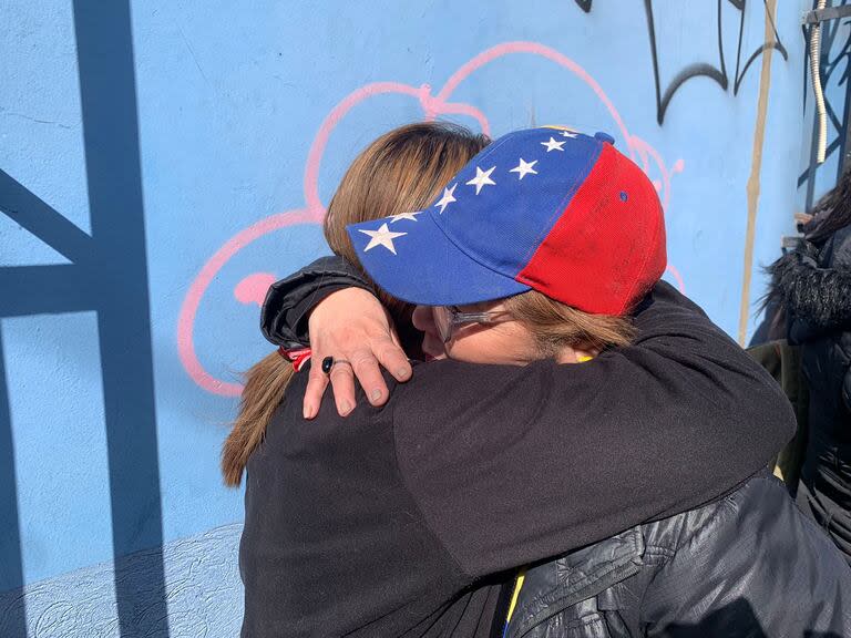 Laura y Marta se abrazan emocionadas luego de votar.