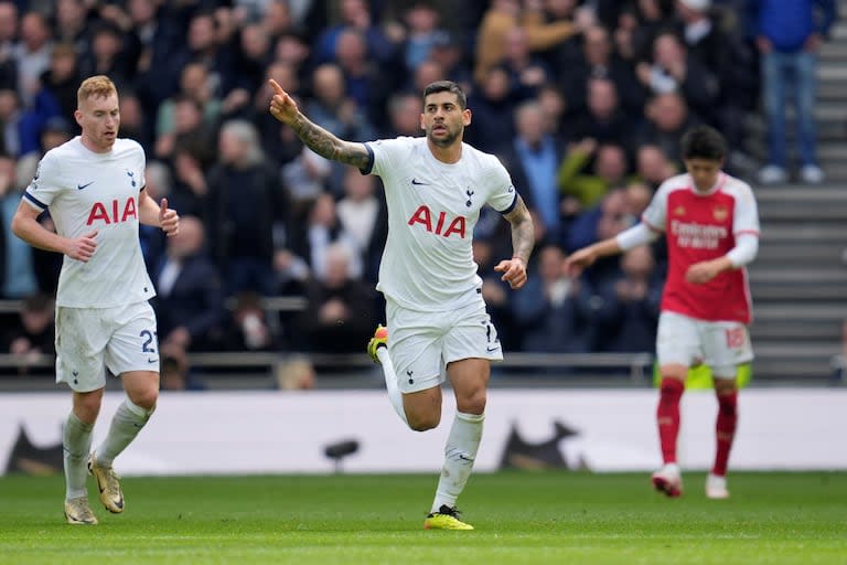 Cristian Romero, defensor de Tottenham, festeja frente a Arsenal 