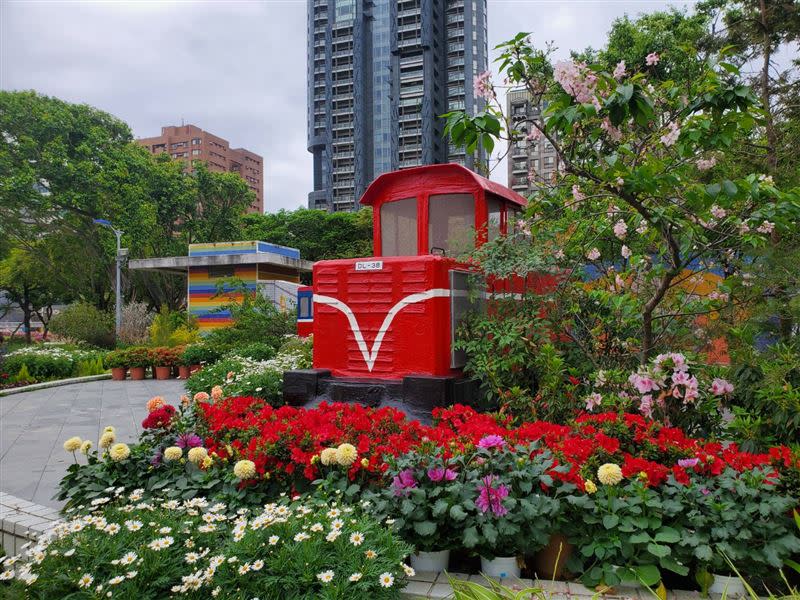 大安森林公園杜鵑花，現在正是一個滿園噴發的最佳觀賞狀態（圖／翻攝自北市府官網）