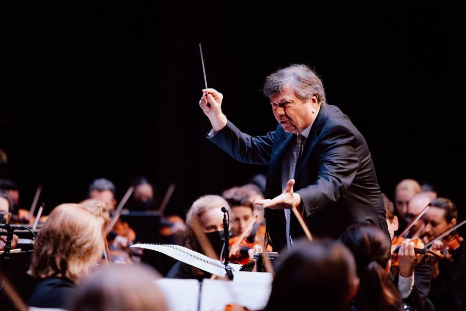 Gerard Schwarz conducts the Palm Beach Symphony.