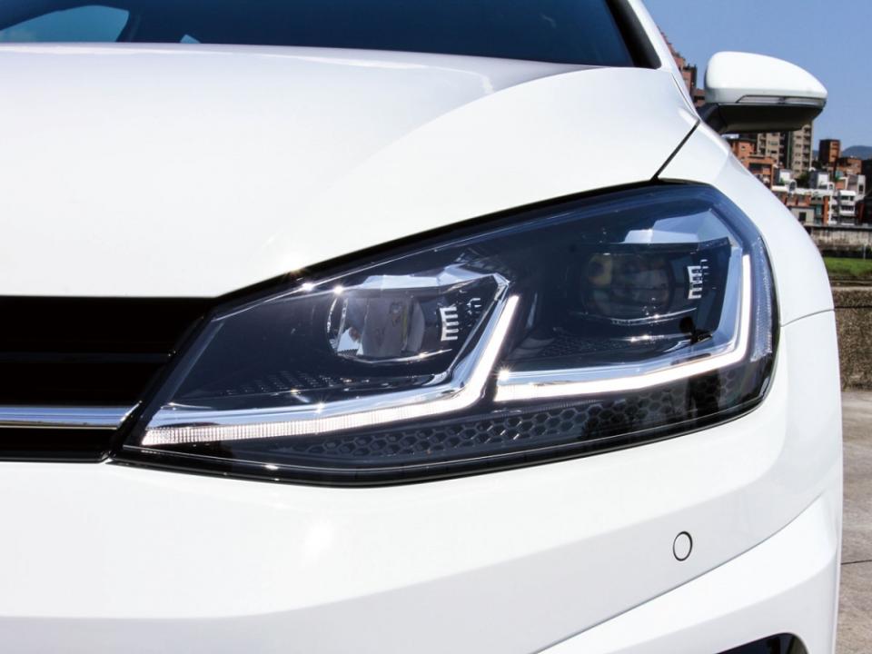 頭燈組部分採用著與七代Golf相同的設計，LED日行燈大幅提升車型的辨識度。