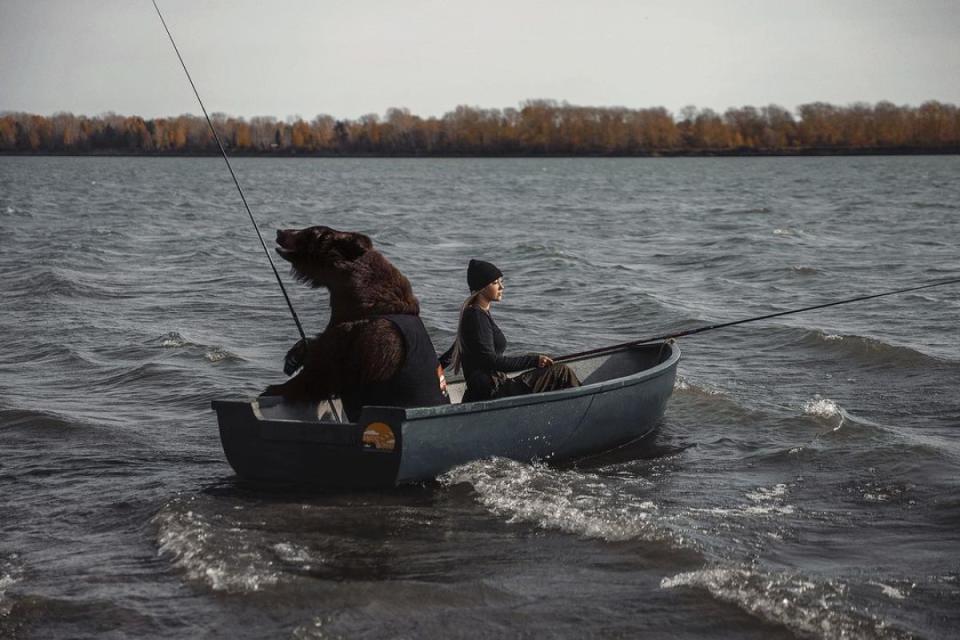 <p>俄羅斯一名女子與一頭棕熊在湖面上釣魚的畫面引起網友熱議！（圖／IG@ Fishing_veronika）</p>
