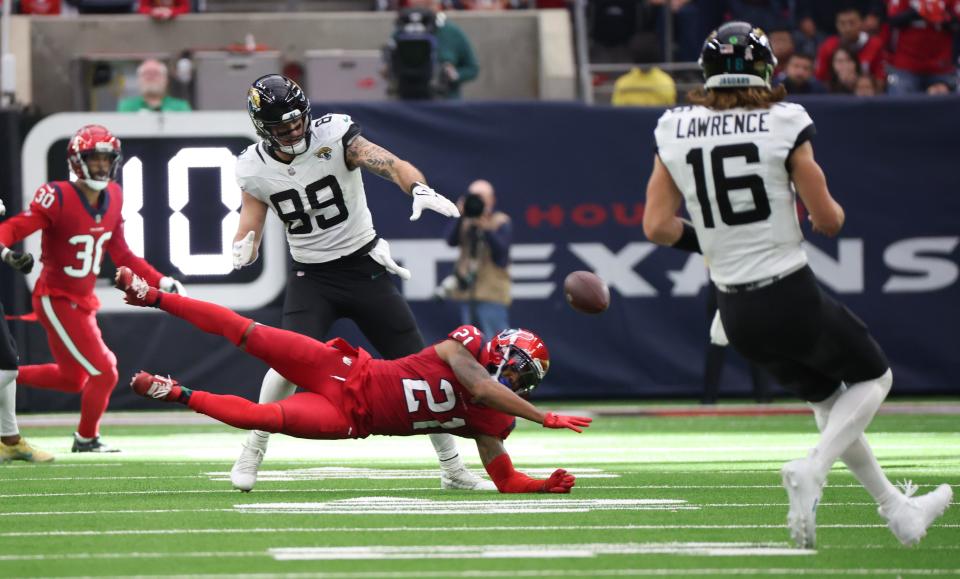 Houston cornerback Steven Nelson breaks up a Trevor Lawrence pass intended for Luke Farrell (89). Farrell caught three passes for 55 yards, both career highs, in the Jaguars 24-21 victory.