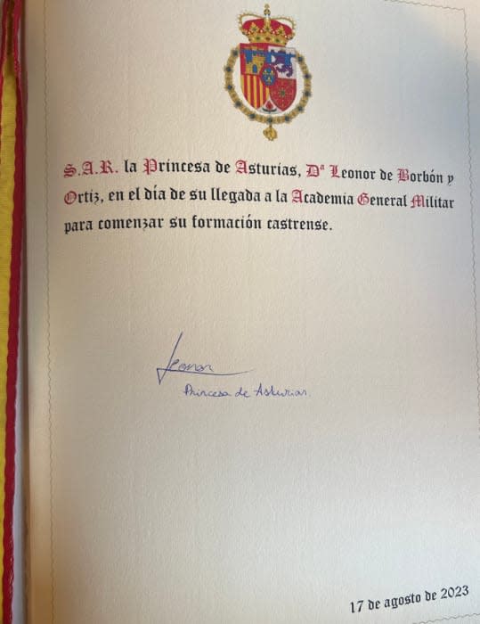 La princesa de Asturias firma el libro de honor de la Academia Militar de Zaragoza