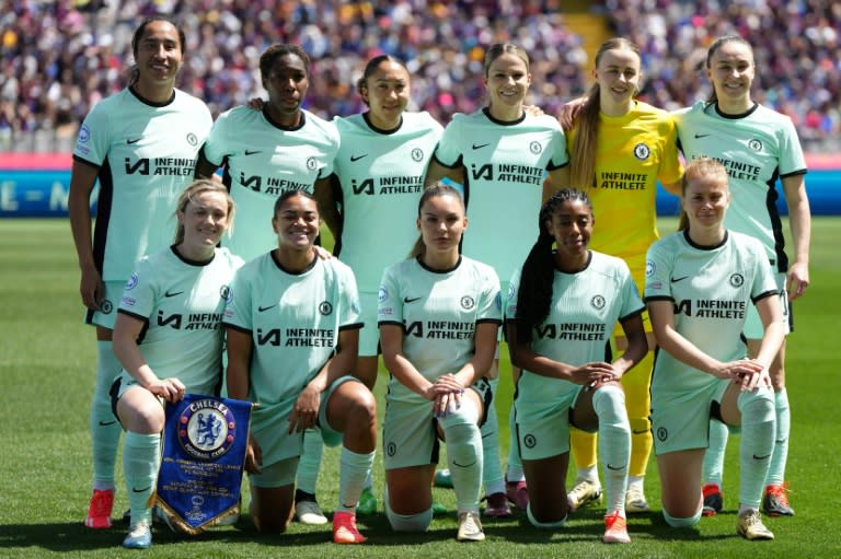 Las jugadoras del Chelsea posan antes de la ida de semifinales de la Champions contra el Barcelona en el estadio Olímpico de la capital catalana el 20 de abril de 2024. (Pau Barrena)