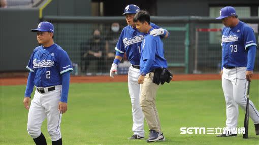 富邦悍將外野手胡金龍自打球退場。（圖／記者劉彥池攝影）