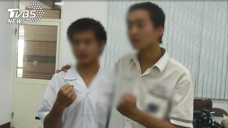 巫男（右）12年前用工讀薪水資助清寒學弟。（圖／TVBS）