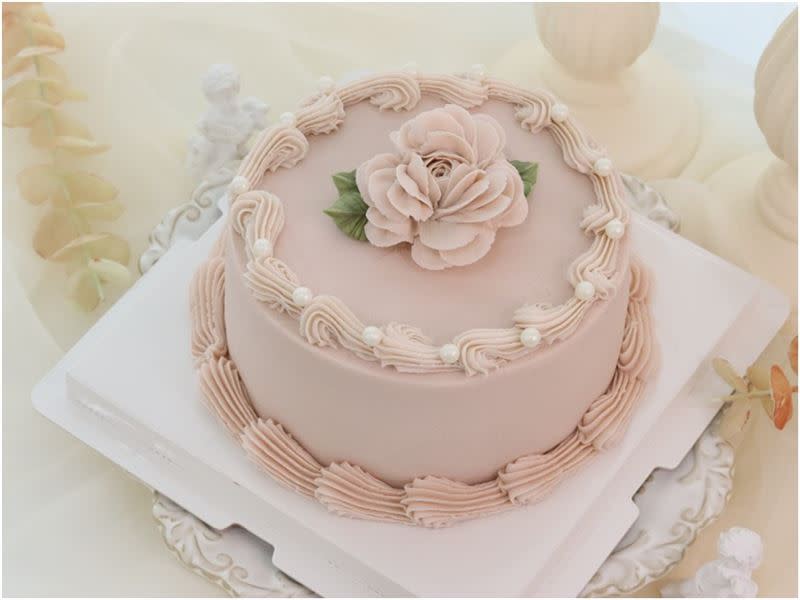 有低調簡約風的母親節蛋糕款，以一朵玫瑰象徵母親在全家人心中的重要性。（圖／BouqcakesTree提供）