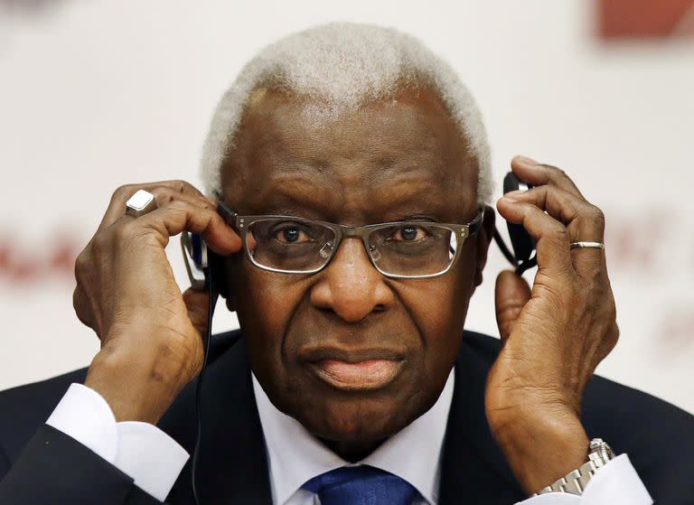 Lamine Diack ajusta sus audífonos durante una conferencia de prensa conjunta del COI y la IAAF en el marco del Mundial de Atletismo en Beijing el 21 de agosto de 2015