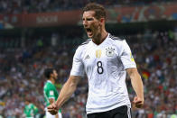 <p>Kriegen die Bayern bei Leon Goretzka ernsthafte Konkurrenz? Spanischen Medien zufolge hat Real Madrid Kontakt zum Schalke-Star aufgenommen. Das Ziel: Eine Verpflichtung im Sommer 2018.</p>