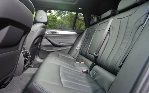 2017 BMW 5-series Touring rear seats 