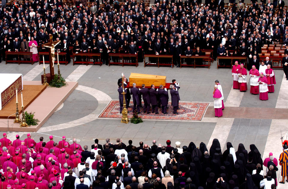 El ataúd del papa Juan Pablo II es trasladado durante su ceremonia de entierro tras una misa que conmemoró su vida en la Basílica de San Pedro en la Ciudad del Vaticano, el 8 de abril de 2005. (James Hill/The New York Times).