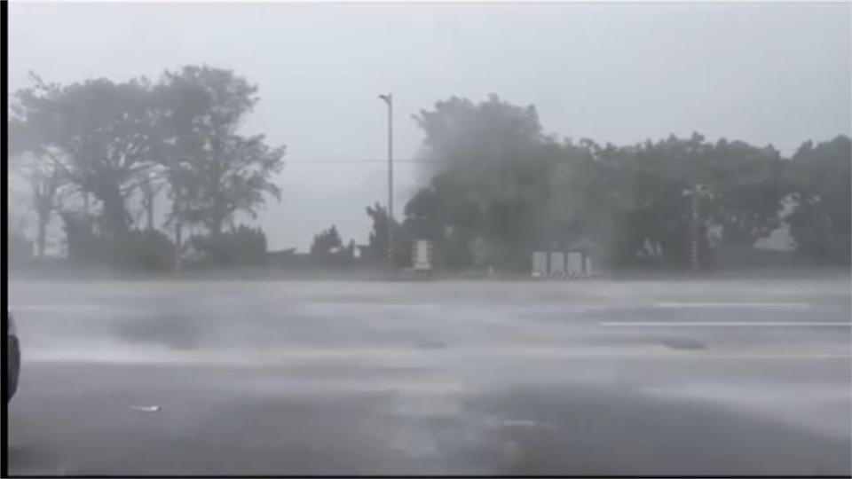 杜蘇芮暴風圈觸陸！！台東市區風雨狂搧「路樹左右搖晃」驚人畫面曝光