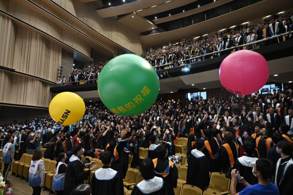 中山大學畢業典禮中，師長貴賓將象徵滿滿祝福的大氣球傳遞給畢業生，期許他們鵬程萬里。（記者王正平攝）