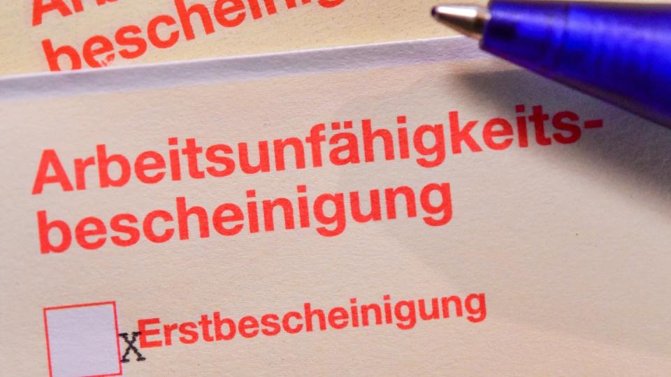 Die Menschen in Deutschland dürfen sich bei leichten Atemwegserkrankungen nun zwei Wochen am Telefon krankschreiben lassen.