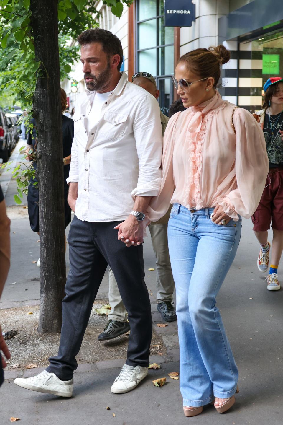 Jennifer Lopez and Ben Affleck shopping in Paris during their honeymoon.