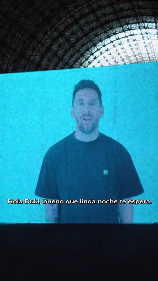 "Yo estuve ahí muchas veces, siempre de visitante -le dice Messi a Duki-. Vos vas a ser más local que nunca"