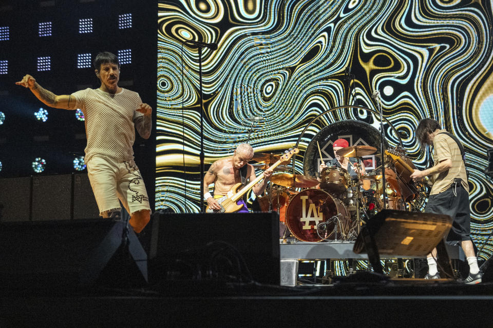 Anthony Kiedis, izquierda, Flea, Chad Smith y John Frusciante, integrantes de la banda The Red Hot Chili Peppers, se presentan en el Festival de Música y Artes Bonnaroo, el sábado 15 de junio de 2024, en Manchester, Tennessee. (Foto de Amy Harris/Invision/AP)