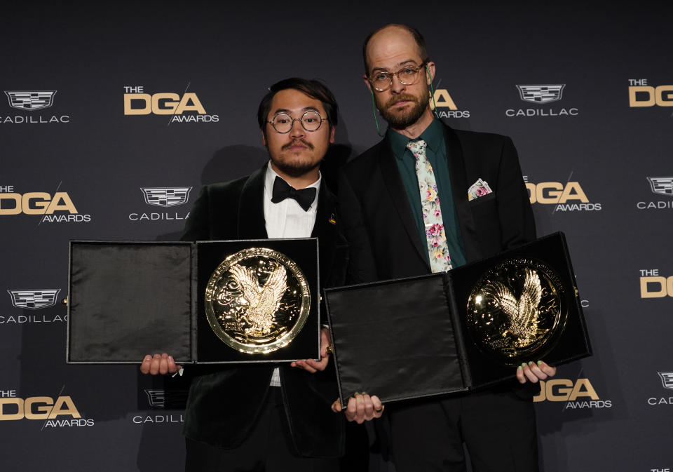 Daniel Kwan, izquierda, y Daniel Scheinert posan en la sala de prensa con el premio al mérito de dirección de largometraje por "Everything Everywhere All at Once" en la 75a entrega anual de los Premios del Sindicato de Directores de Estados Unidos el 18 de febrero de 2023 en el Hotel Beverly Hilton en Beverly Hills, California. (Foto AP/Chris Pizzello)