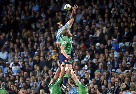 David Dennis (top) from the New South Wales Waratahs reaches the ball ahead of Mark Reddish from New Zealand's Highlanders during their Super Rugby semi-final match at the Sydney Football Stadium, Australia, June 27, 2015. REUTERS/David Gray